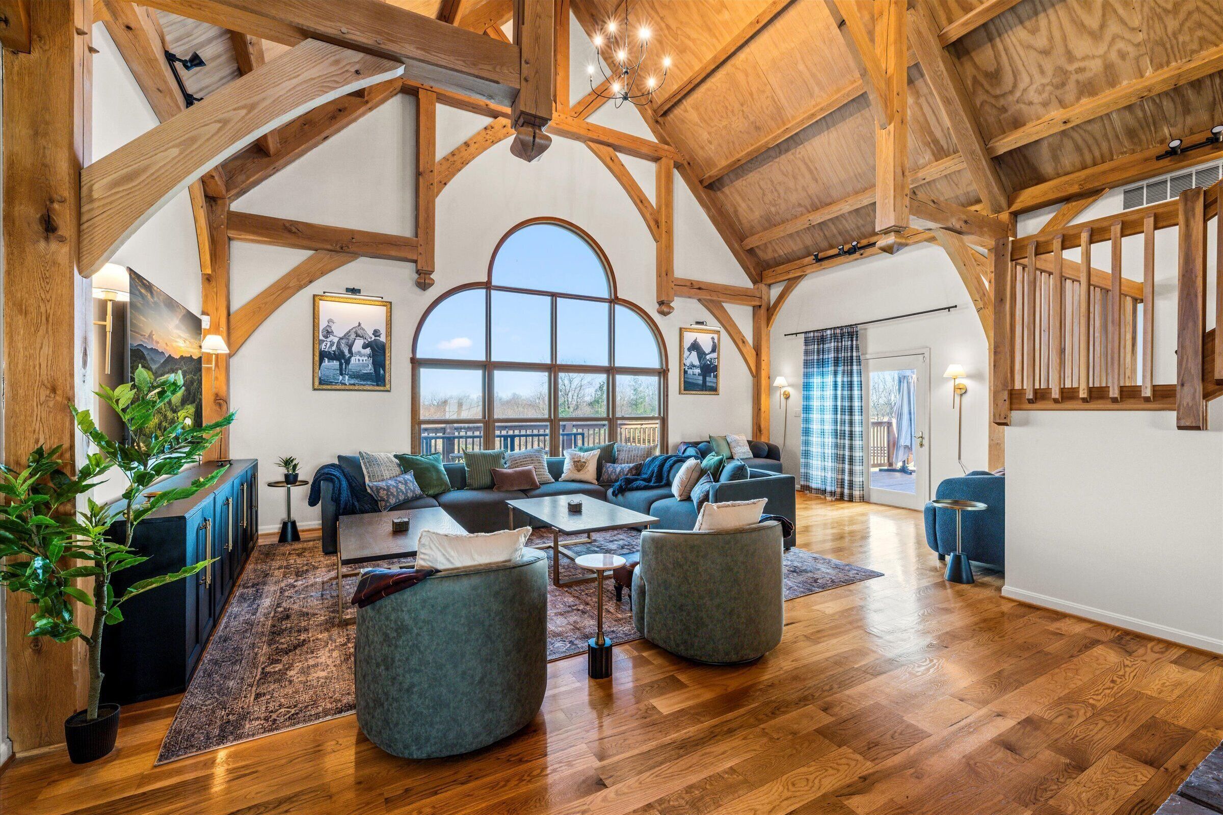 Älytelevisio, takka, videopelejä, pöytätennispöytä