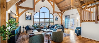 Heated Pool~2 hottubs~ Barrel Sauna~Theatre~Arcade~Game Room~PS5 Lounge~ 16 BEDS