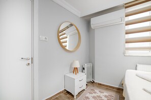2 bedrooms, iron/ironing board, free WiFi, bed sheets - Modern Balcony Flat, 10 Minutes to Üsküdar Seafro (Istanbul)
