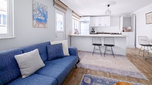 TV - Modern Balcony Flat, 10 Minutes to Üsküdar Seafro (Istanbul)