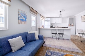 TV - Modern Balcony Flat, 10 Minutes to Üsküdar Seafro (Istanbul)