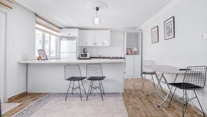 Dining - Modern Balcony Flat, 10 Minutes to Üsküdar Seafro (Istanbul)