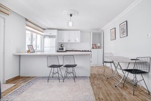 Dining - Modern Balcony Flat, 10 Minutes to Üsküdar Seafro (Istanbul)