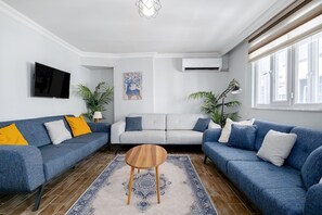 TV - Modern Balcony Flat, 10 Minutes to Üsküdar Seafro (Istanbul)
