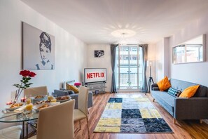 Appartement, niet-roken, uitzicht op stad | Woonruimte | Een flatscreentelevisie
