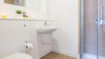 Apartment, Non Smoking, City View | Bathroom | Hair dryer, towels