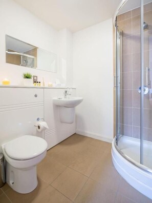 Apartment, Non Smoking, City View | Bathroom | Hair dryer, towels - Inner city Apartments (Birmingham)