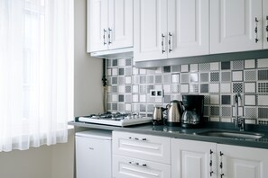 Refrigerador, microondas, placa de cocina, cafetera/tetera