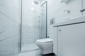 Ducha, secador de pelo, toallas