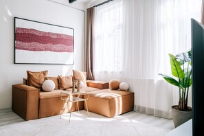 TV - Boutique Living Steps from Galata Tower (Istanbul)