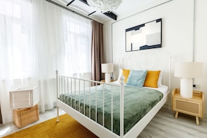 3 bedrooms, desk, iron/ironing board, free WiFi - Elegant Flat Near Istiklal | Stylish & Central (Istanbul)