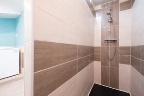 Shower, free toiletries, hair dryer, towels - Gîte les boutons d'or – 50 m² Apartment in Owners' House (Saint-Nabord)
