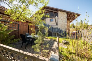 Outdoor dining - Gîte les boutons d'or – 50 m² Apartment in Owners' House (Saint-Nabord)