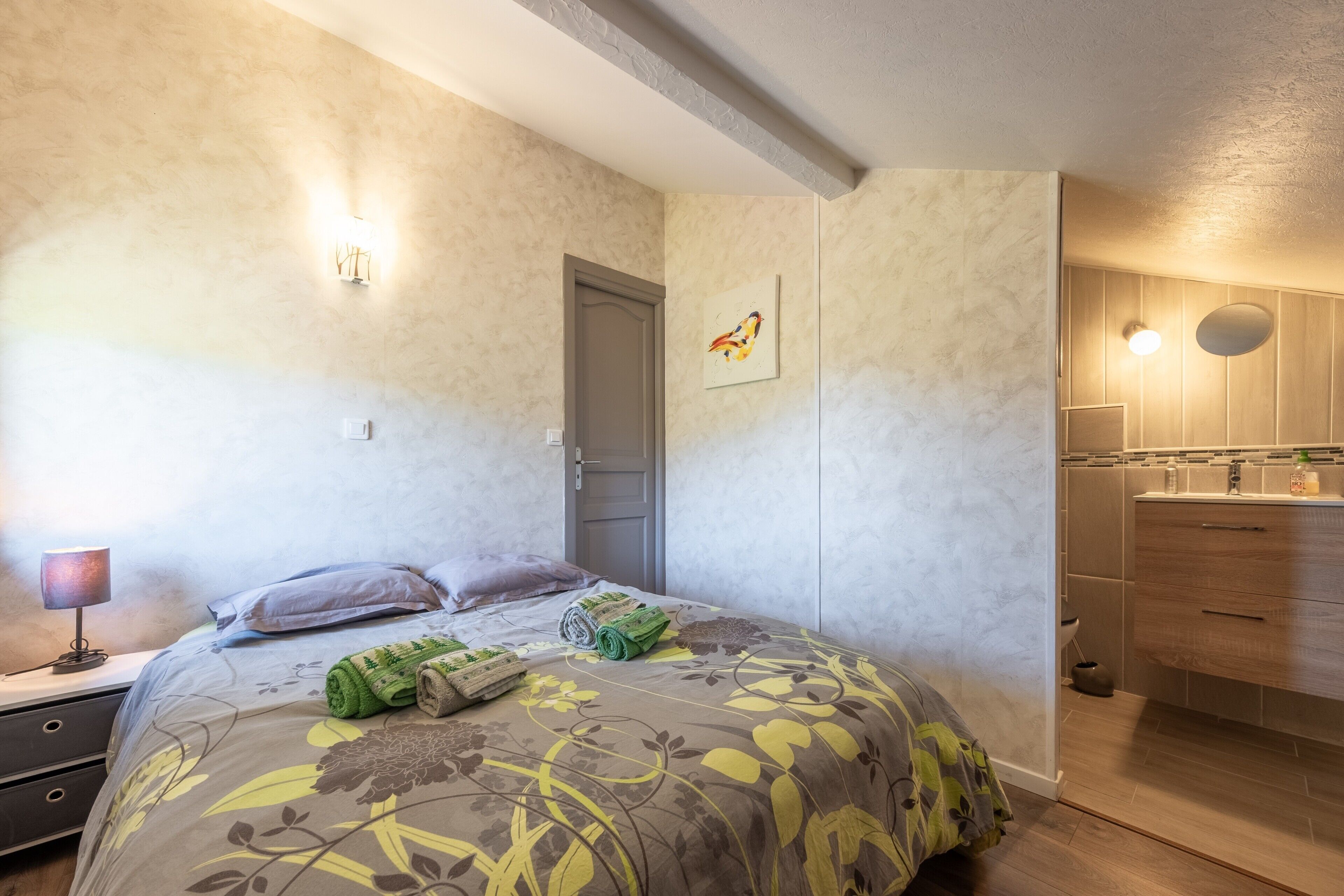 Iron/ironing board, WiFi, bed sheets