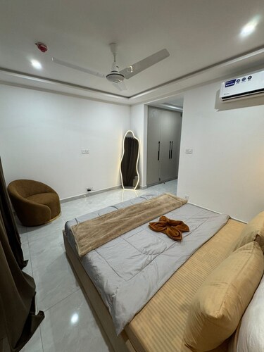Light & Latte | 1BHK | MM ALAM | GULBERG | Self Check-In