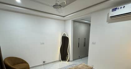 Light & Latte | 1BHK | MM ALAM | GULBERG | Self Check-In