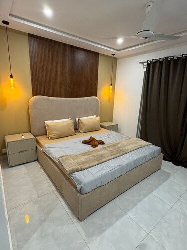 Light & Latte | 1BHK | MM ALAM | GULBERG | Self Check-In