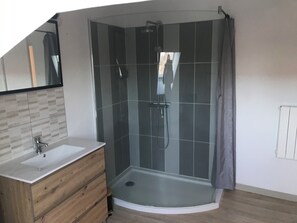 Shower, toilet paper - Duplex apartment in Isbergues town center (Isbergues)