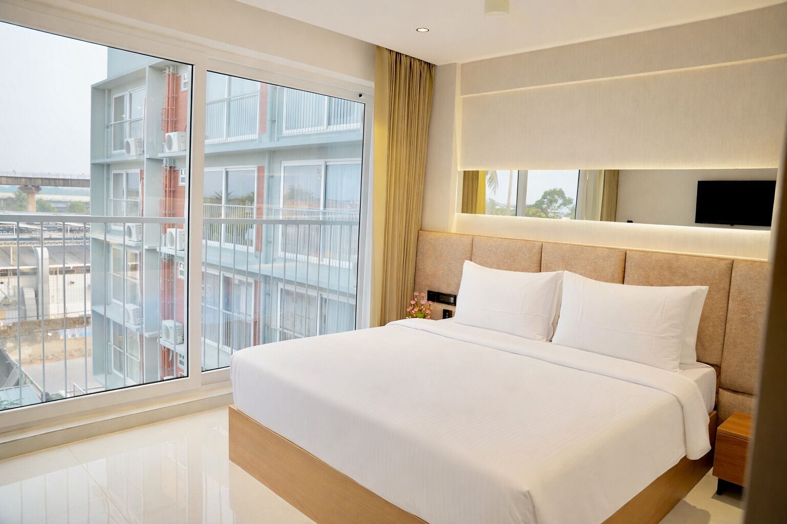 Deluxe Double or Twin Room | In-room safe, desk, laptop workspace, iron/ironing board