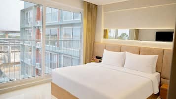 Deluxe Double or Twin Room | In-room safe, desk, laptop workspace, iron/ironing board