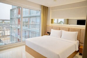 Phòng đôi hoặc 2 giường đơn Deluxe | Két bảo mật tại phòng, bàn, khu vực làm việc phù hợp cho laptop 