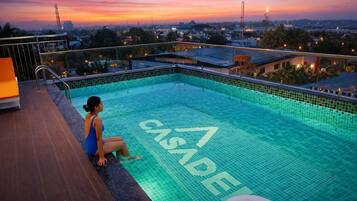 Una piscina al aire libre