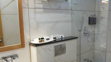 Douche, sĂšche-cheveux, peignoirs, chaussons