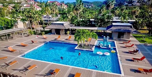 Beautiful 3BR/4BA villa footsteps from beach
