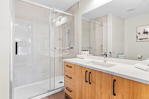 Een douche, een haardroger, handdoeken