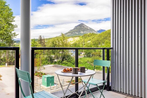 Tranquil 2BR Golden Oasis |BBQ, Balcony, MTN Views