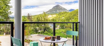 Tranquil 2BR Golden Oasis |BBQ, Balcony, MTN Views
