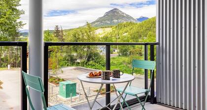 Tranquil 2BR Golden Oasis |BBQ, Balcony, MTN Views
