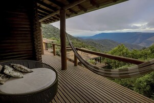 Suíte luxo, vista para o vale | Terraço/pátio