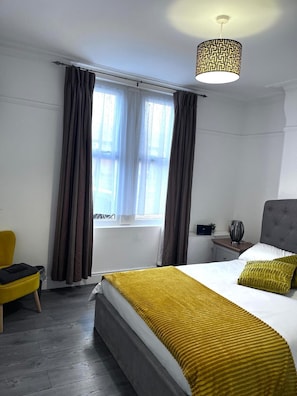 4 habitaciones, tabla de planchar con plancha, wifi y ropa de cama