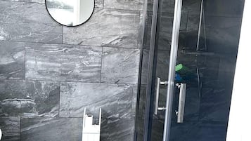 Douche, séchoir à cheveux, serviettes fournies, savon