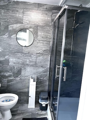Shower, hair dryer, towels, soap - FEEL AT HOME AWAY FROM HOME (Nottingham)