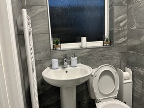 Dusche, Haartrockner, Handtücher, Seife