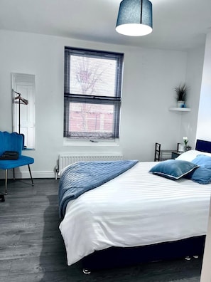 4 habitaciones, tabla de planchar con plancha, wifi y ropa de cama