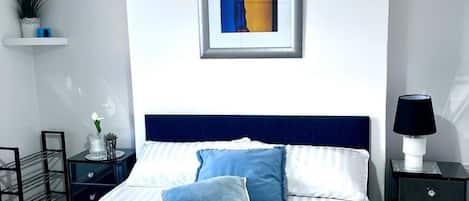 Planxa i posts de planxar, wifi i roba de llit