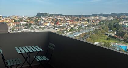 Waterfront apartment with breathtaking views in a very central location.