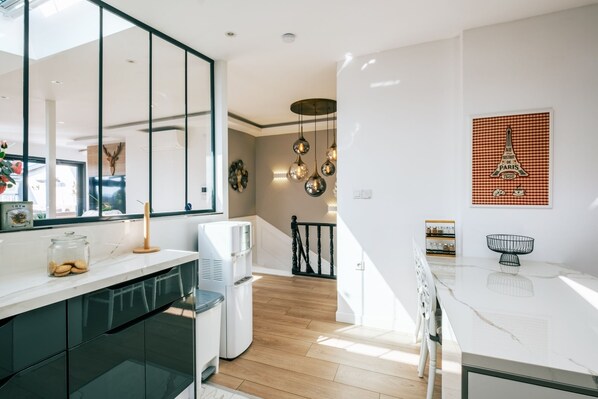 Fridge, microwave, oven, stovetop