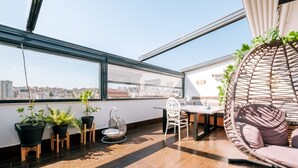 Outdoor dining - Sea View Flat w Terrace and Jacuzzi (Istanbul)