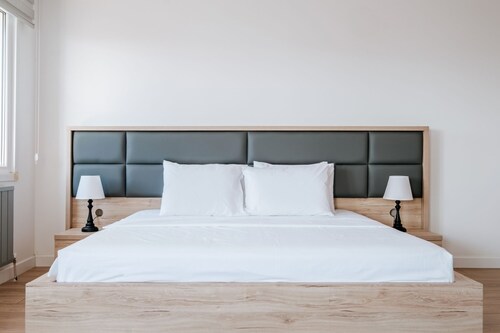 Sea View Flat w Terrace and Jacuzzi