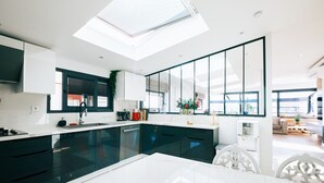 Coffee/tea maker, fridge, microwave, oven - Sea View Flat w Terrace and Jacuzzi (Istanbul)