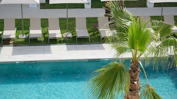 2 outdoor pools