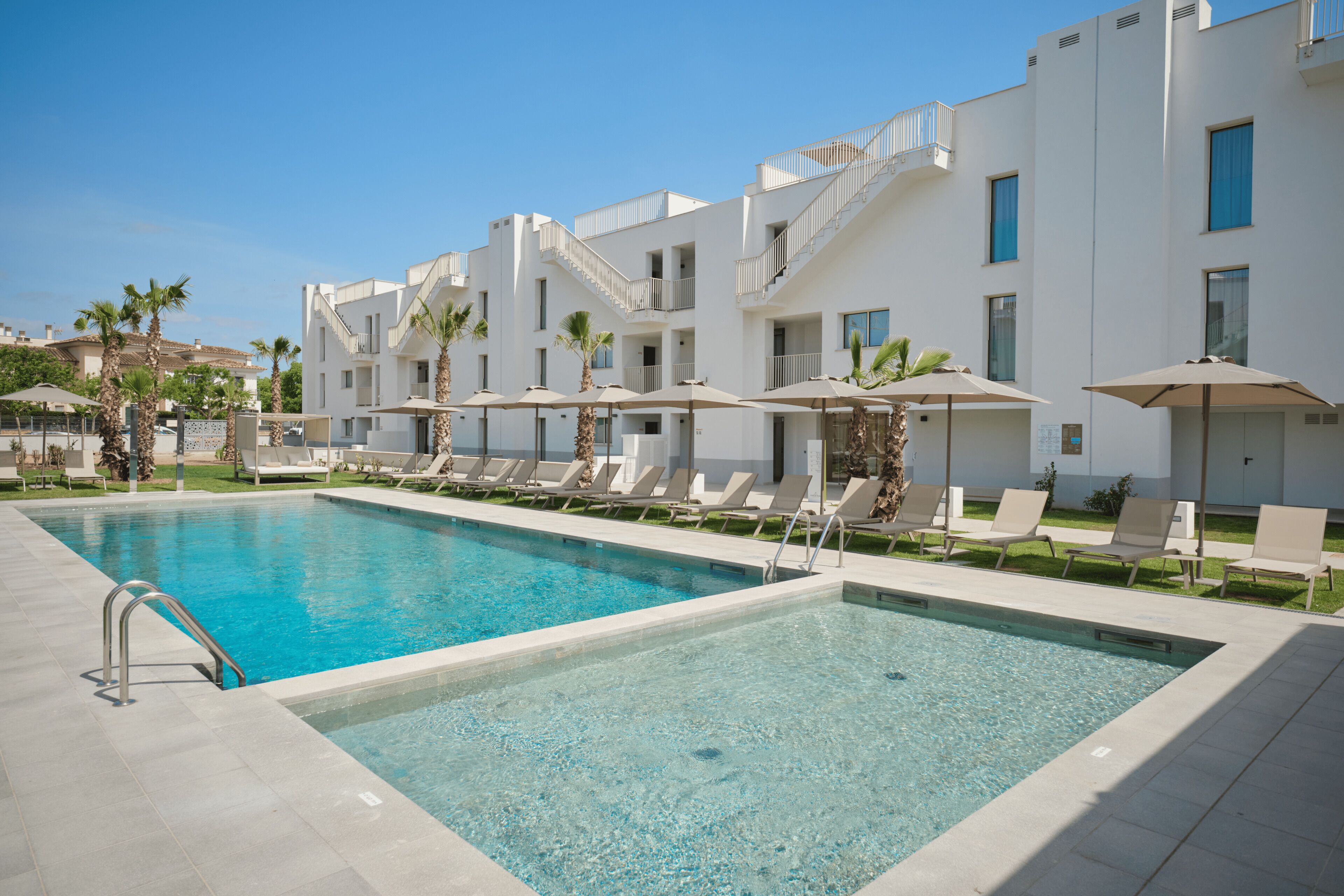 2 outdoor pools