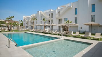 2 outdoor pools
