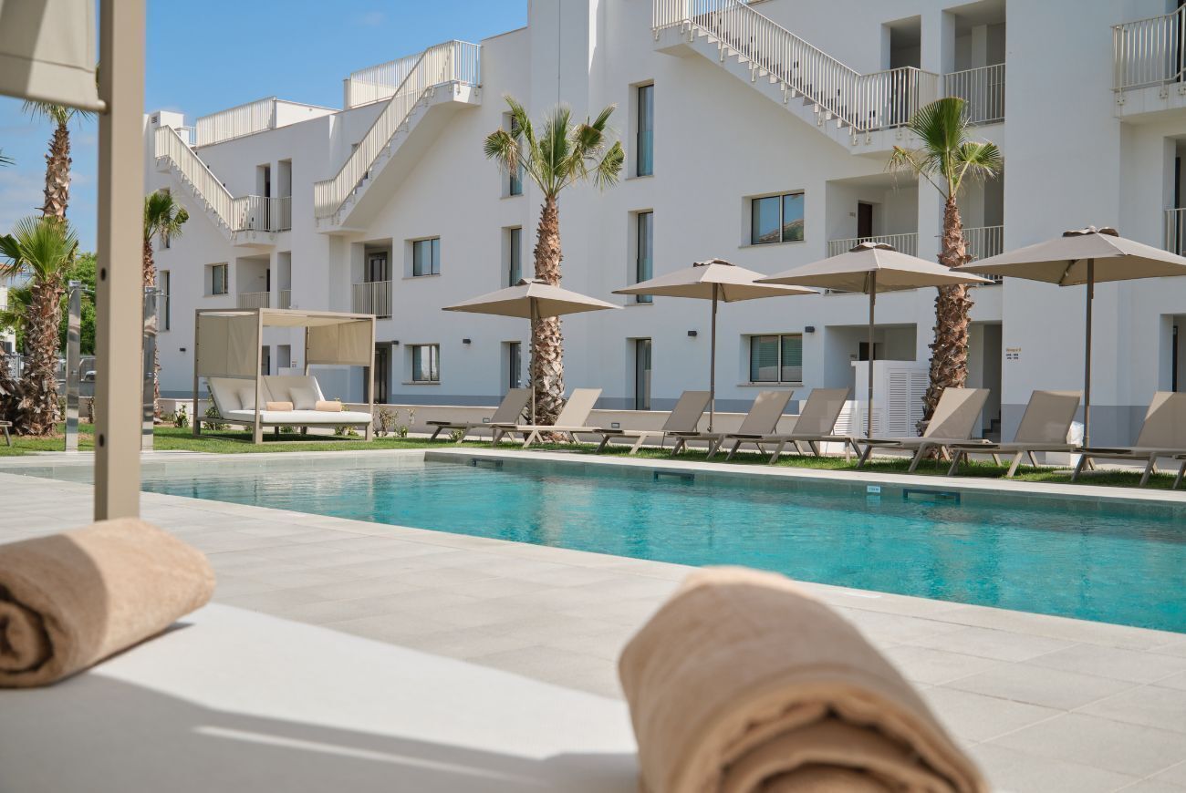 2 outdoor pools