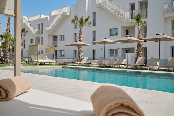 2 outdoor pools