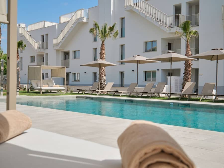 2 outdoor pools
